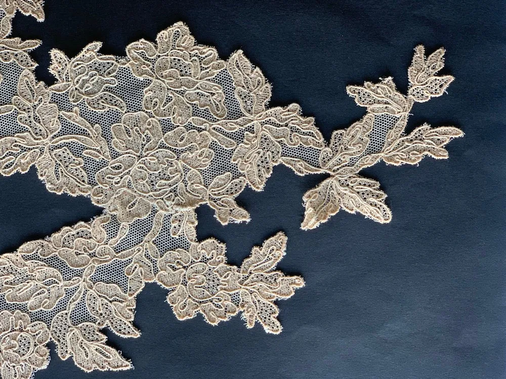 Vintage 2" V-Neck Alençon Lace Collar (Made in France)